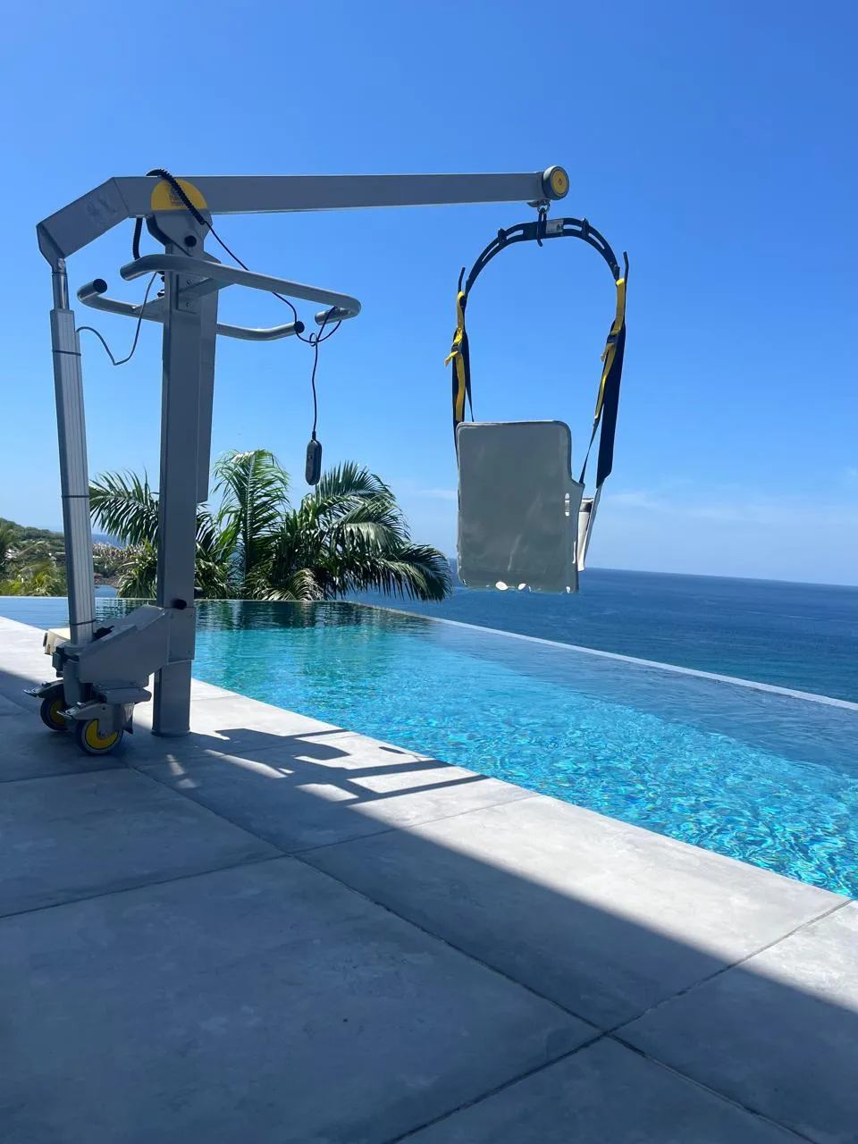 lève personne PMR pour la piscine de la villa marine blue a la Martinique