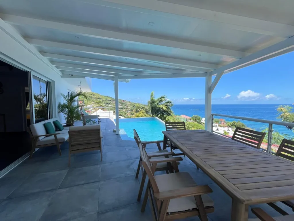 terrasse couvert vue mer de la villa Marine Blue en Martinique