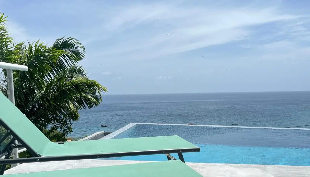 transats sur terrasse de la villa marine blue en martinique