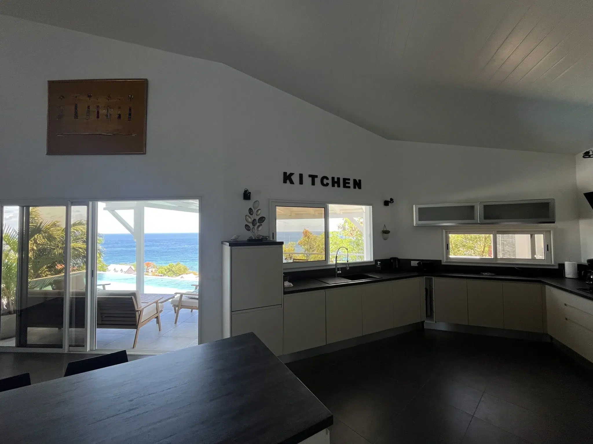 cuisine et salon vue sur terrasse de la villa marine blue en martinique