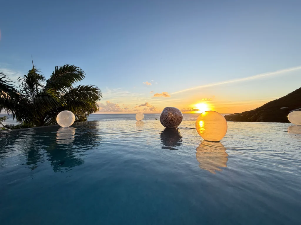 vue de la location de la villa marine blue à la martinique .
une vue sur piscine et mer idéale pour une maison de vacances