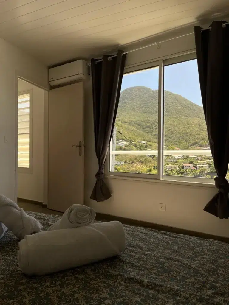 fenetre de la chalmbre de la villa amrine blue donnant sur le morne larcher martinique