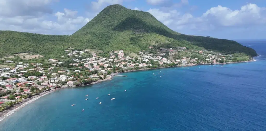 vue de drone de petite anse avec le larcher en Martinique