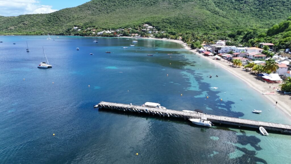 Vue aérienne de la baie et de la plage de Grande Anse d'Arlet, Martinique.